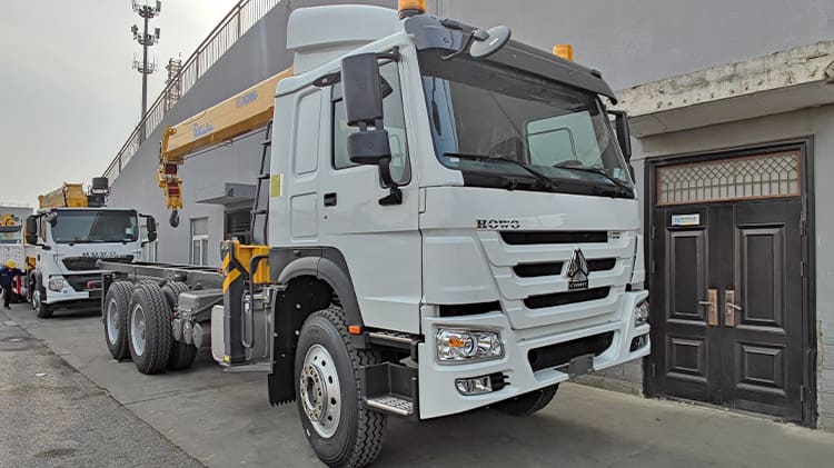 XCMG Lorry Mounted Crane for Sale in Uganda